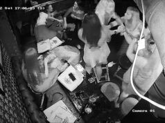 Momento en el que agentes de policía fuera de servicio ‘cayeron’ quedan atrapados en una pelea con madre e hijas en un brunch sin fondo