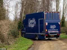 Las furgonetas de mudanzas que transportan pinturas llegan a la nueva casa de Andrew Mountbatten-Windsor en Sandringham después de que el trabajador terminó de instalar la valla de seguridad.