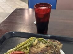 Tropas estadounidenses furiosas, enojadas por las afirmaciones de CNN sobre filetes y langosta por valor de 20 millones de dólares mientras fotografías sombrías revelan la realidad.