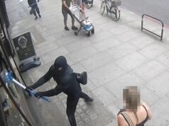 Matones armados con mazos se abren paso en una tienda de lujo y se llevan £60.000 en relojes y joyas.