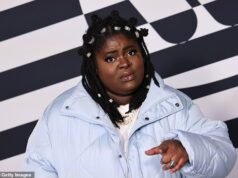 Músico enojado con el personal de Delta que ‘respira por la boca’ por ‘destruir’ su equipaje de $4,000 meses después de que la aerolínea ‘rompiera’ su otra costosa maleta