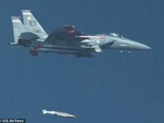 Estados Unidos lanza VARIAS bombas de 5.000 libras contra sitios de misiles en Irán mientras se libra la batalla en el Estrecho de Ormuz