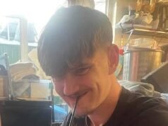 La madre de un joven británico de 20 años que murió en una “caída” durante unas vacaciones de ensueño en el hueco de un ascensor queda excluida de la investigación por discutir con el forense, diciendo que la policía británica debe investigar el asunto.