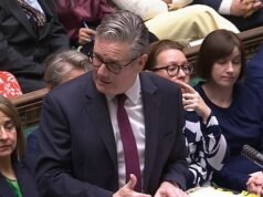 Starmer se retuerce en la habitación familiar mientras Kemi Badenoch exige saber por qué no le contó a Mandelson sobre los vínculos con Epstein antes de nombrarlo embajador de Estados Unidos.