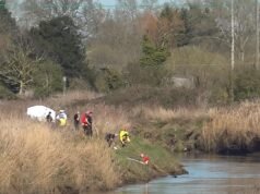 Hallan el cuerpo de una niña durante la búsqueda de dos adolescentes desaparecidos después de que su auto se hundiera en el río