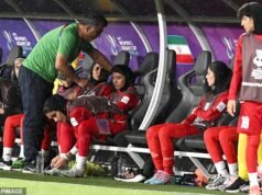 Los futbolistas iraníes llegan a casa para una recepción de héroe… pero en el fondo acecha un escalofriante recordatorio de los peligros que enfrentan.