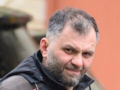 A un migrante criminal se le permitió quedarse en Gran Bretaña después de luchar contra la deportación argumentando que a su hijo no le gustaban los nuggets de pollo extranjeros.