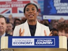 Kemi Badenoch acusa a Keir Starmer de “hacerle la pelota” a los musulmanes para evitar la amenaza del Partido Verde mientras se intensifica la disputa por las oraciones islámicas públicas