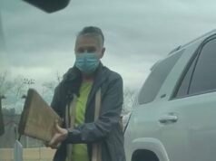 ‘Karen’ llamada KAREN fue filmada dañando el Cybertruck Tesla con una tabla clavada, dice la policía