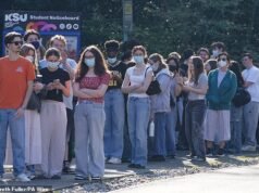 El programa de actualización de la vacuna contra la meningitis se extendió a las escuelas después de que los casos se dispararon en más de un tercio en un día, pero las autoridades cerraron la cola temprano y rechazaron a los estudiantes.