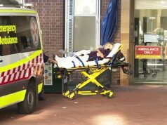 Siete heridos y tres asistentes de vuelo fueron trasladados de urgencia al hospital después de que una fuerte turbulencia golpeara un avión que se acercaba a Sydney cuando salía del infierno.