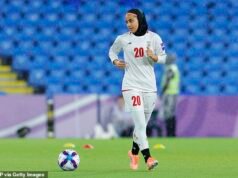 La futbolista iraní que regresa a su país de origen afirma que la policía australiana presionó a sus jugadores para que se quedaran