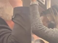 Jóvenes groseros comienzan una pelea aterradora en el tren de la línea Elizabeth después de que un pasajero de mediana edad les pidiera que dejaran de vapear