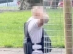 La policía armada aborda a un hombre que temía llevar un cinturón suicida… antes de descubrir que era una camiseta deportiva con peso.