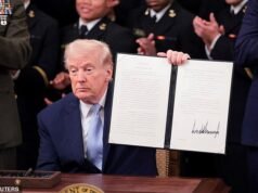 Donald Trump firma una orden ejecutiva explosiva sobre el fútbol universitario para ayudar a preservar el histórico juego de rivalidad entre el Ejército y la Marina