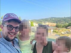 El director de un internado que ganaba £36.000 al año fue despedido después de besar a una alumna y decirle: “Siento amor en un nivel que nunca antes había sentido” mientras su esposa de ocho hijos estaba embarazada de su segundo hijo.