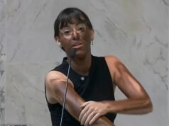 Momento en el que legisladora se pinta la cara de negro y proclama que cambió de raza durante pelea trans en el Congreso brasileño