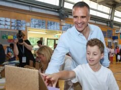 One Nation sube en las encuestas mientras los australianos hacen cola durante horas para votar en las elecciones del sur de Australia