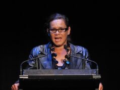 Rhoda Roberts muere a los 66 años: la pionera que acuñó el término ‘País bienvenido’ y se convirtió en la primera mujer indígena en presentar un programa de actualidad muere después de una batalla contra el cáncer