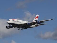 El pasajero que murió en el vuelo de British Airways fue dejado en una cocina con calefacción durante 13 horas mientras otros pasajeros se quejaban del olor.