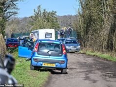 Los observadores de aviones causan estragos en la base de la RAF mientras los aldeanos se quejan de provocar atascos de tráfico y “orinar por todas partes” en busca de bombarderos estadounidenses.