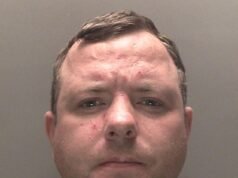 Momento de sonrisa, un conductor ebrio sale a la calle mientras se detiene para comprar más alcohol después de atropellar y matar a un ciclista de 63 años.