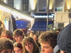 Cynthia Erivo interpreta a la pacificadora después de que la seguridad “arroja al suelo” a una joven fan mientras esperaba reunirse con ella después de una presentación de su espectáculo unipersonal “Drácula”.