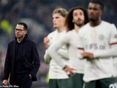 Bajo fuego El técnico del Chelsea, Liam Rosenior, insiste en que sus jugadores todavía lo respaldan a pesar de su cuarta derrota consecutiva.