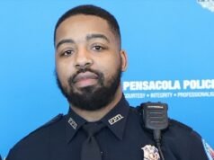 La futura mamá descubre que el oficial de policía que la dejó embarazada es VIH positivo después de recibir un mensaje de texto… mientras estaba acusado de un delito