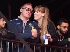 Angela Rayner y su novio participaron borrachos en una gira de rugby en París durante la cual el ex diputado laborista fue “castigado”… por servir spam y algo de pan a su equipo.