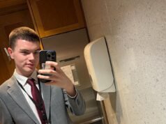 La universidad se ve envuelta en una batalla legal después de que un estudiante de 20 años fuera suspendido por hacer una broma con un paño de cocina sobre el pañuelo en la cabeza de una activista pro-palestina