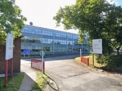 Otra universidad confirma que un estudiante tiene meningitis “no relacionada con el brote de Kent” que mató a dos personas, mientras los casos caen a 29