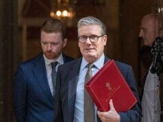 Starmer enfrenta acusaciones de ‘encubrimiento’ ya que los mensajes de Mandelson de su principal asistente ‘estaban en un teléfono robado’