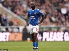 El partido de la Premier League se DETIENE por primera vez debido a abusos racistas cuando la estrella negra del Sunderland, Lutsharel Geertruida, informa al árbitro del público de Newcastle.