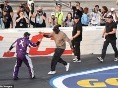 El director de NASCAR, Michael Jordan, celebra la cuarta victoria del año del piloto Tyler Reddick en la fila de boxes