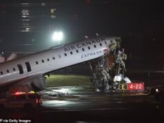 El controlador de tráfico aéreo grita “Camión 1, detente, detente, detente” antes de que un avión de Air Canada se estrelle contra un vehículo de emergencia en la pista de LaGuardia, matando al piloto y al copiloto.
