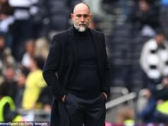 El técnico del Tottenham, Igor Tudor, está de luto al descubrir que su padre murió momentos después de perder 3-0 en un partido, lo que podría provocar su despido.
