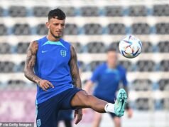 Ben White pone fin al exilio en Inglaterra cuando Thomas Tuchel lo denuncia por primera vez desde la huelga de la Copa del Mundo y se niega a regresar después de que Steve Holland lo avergüence frente a sus compañeros de equipo.