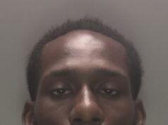 Un asesino se burla de la policía después de matar a golpes a su madre después de intentar ayudarlo después de un accidente automovilístico.