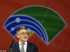 Los conservadores están instando a la leyenda olímpica Sebastian Coe a participar en la carrera por la alcaldía de Londres, ya que nuevas encuestas sugieren que podría expulsar al laborista Sadiq Khan de la ciudad.