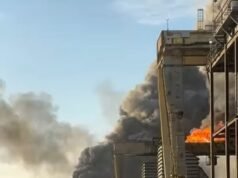 La refinería de petróleo Valeor en Port Arthur, Texas, explota en llamas, provocando un auge masivo mientras el humo se eleva en el aire.