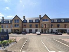 La policía abre una investigación por asesinato tras la muerte de una mujer de 88 años en una residencia de ancianos, mientras arrestan a dos pensionistas