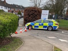La policía cerró la escuela por temor a que un cuchillo andara suelto, antes de descubrir que era solo un albañil con unas tijeras.
