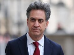 La genial respuesta de Ed Miliband a la crisis energética de Irán: paneles solares recargables de 400 libras procedentes del ‘centro de Lidl’ y que obligan a las casas recién construidas a instalar bombas de calor