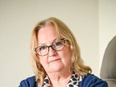 En este punto, los cuidadores son filmados por la cámara del timbre y preguntan “¿ya está muerta?”. » sobre un paciente anciano con accidente cerebrovascular