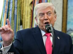 El rostro de Markwayne Mullin lo dice todo cuando Trump admite que “no sabía” que era nativo americano durante la toma de juramento del DHS.