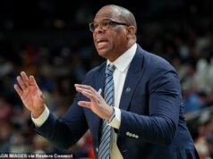 El entrenador de baloncesto de Carolina del Norte, Hubert Davis, despedido después de la humillación de March Madness
