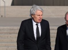 El ex director ejecutivo de Abercrombie & Fitch fue sorprendido diciéndole a los médicos de la prisión que lo declararan incompetente durante el juicio por tráfico sexual