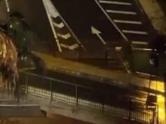 Terror de los turistas británicos atrapados en un túnel inundado por una tormenta en las Islas Canarias: los turistas gritan pidiendo ayuda desde el techo de su coche antes de que los bomberos los rescaten