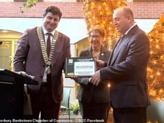 El héroe de Bondi, Ahmed al Ahmed, regresa a la icónica playa para recibir una rara recompensa, las llaves de la ciudad, pero es el regalo que la acompaña el que podría ser aún más difícil de encontrar.